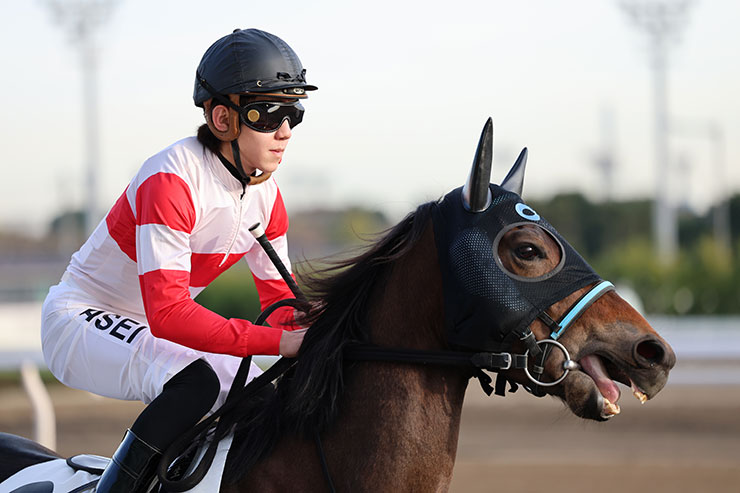 被写体検出「自動」・RF70-200mm F2.8L IS USMで撮影した赤白のユニフォームを着た騎手と馬の画像