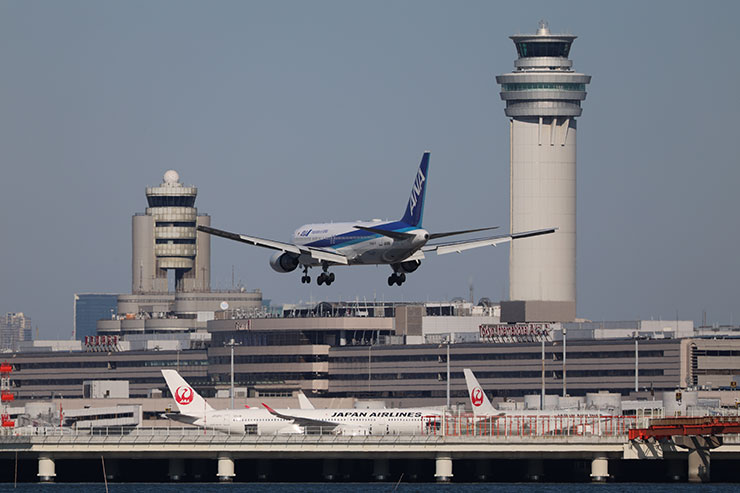 被写体検出「乗り物優先」・RF100-500mm F4.5-7.1 L IS USM・エクステンダーRF×1.4で撮影した着陸機の画像