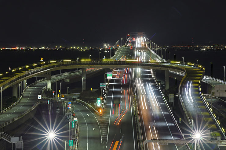 通常撮影の夜の道路の画像