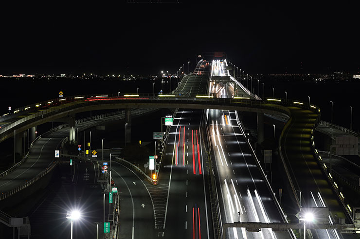 通常撮影の夜の道路の画像