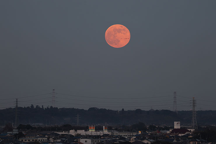 テレ端500mmで撮影した満月の画像
