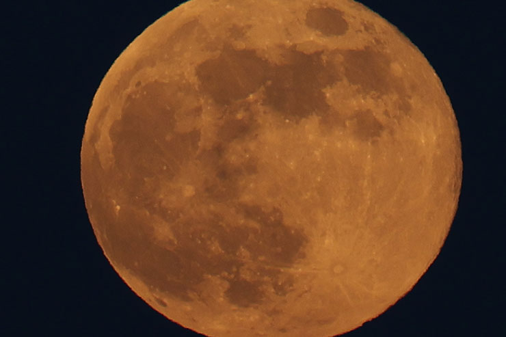 ×1.6クロップ機能と×４.0デジタルテレコンの併用（×6.4倍　3200mm相当）で撮影した満月の画像
