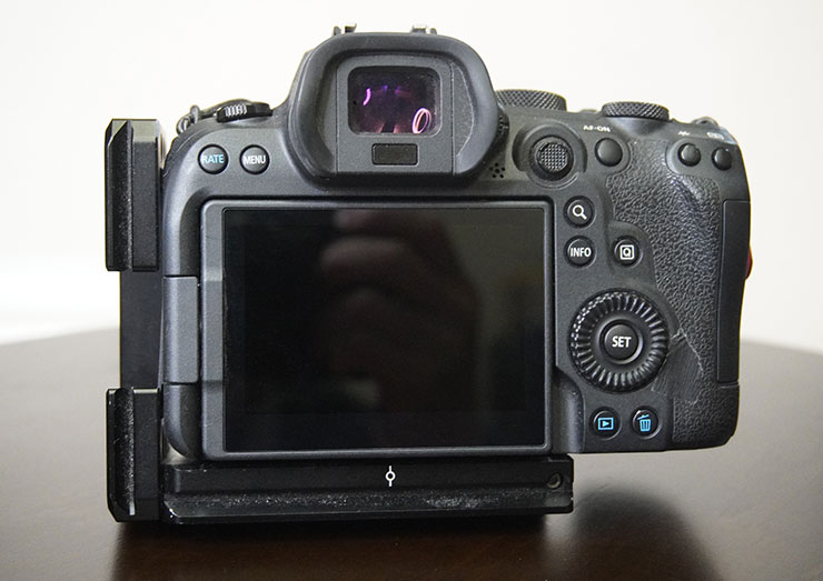 L型プレートを装着したキヤノンEOS R6の画像