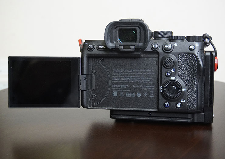 ソニーα7SⅢのバリアングルモニターとL型プレートの画像