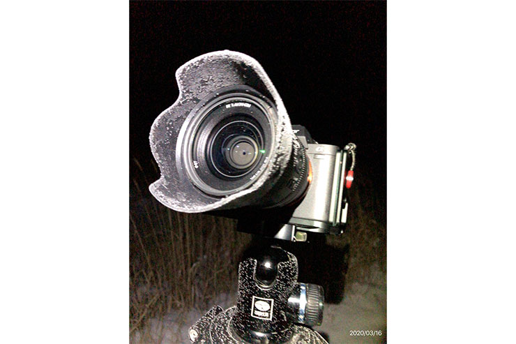 凍り付いたカメラ機材の画像