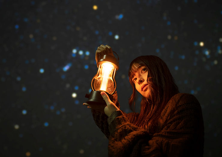 SONY α7SⅢ・FE 20mm F1.8 Gで撮影したランプを持っている女性の画像