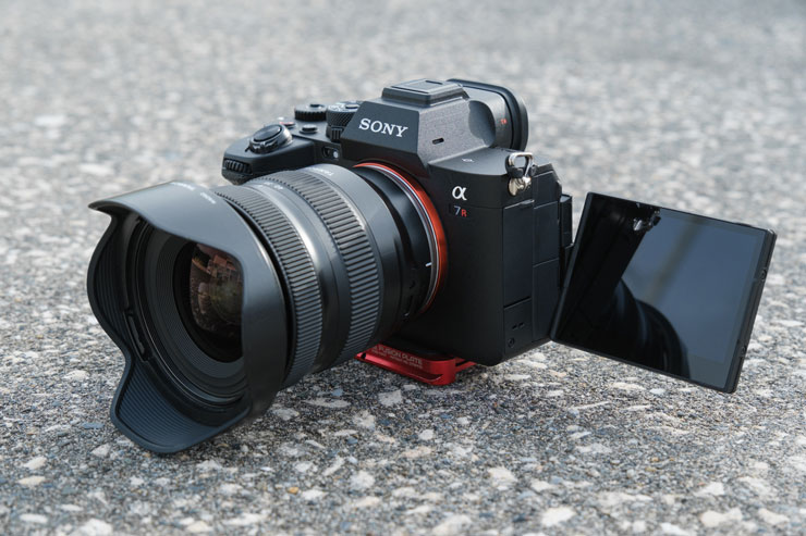 SONY α7R Ⅴの液晶モニターを開いて正面から撮影した画像