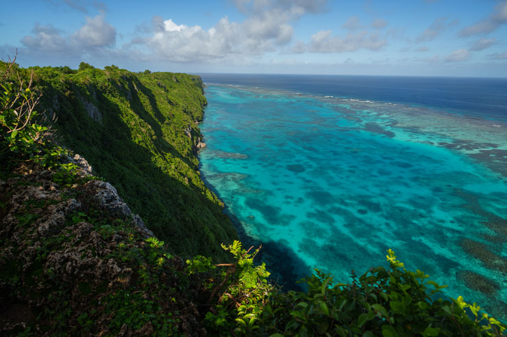 SONY α7R V・TAMRON 20-40mm F/2.8 Di III VXD・20mmで撮影した宮古島の崖と海の風景画像