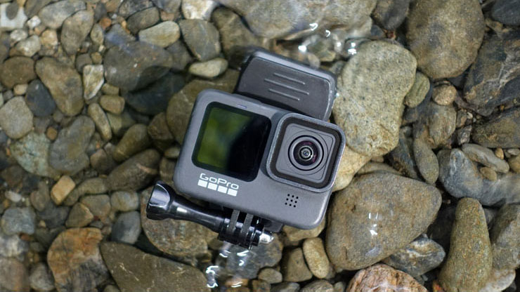 石の上にアクションカメラを置いている画像