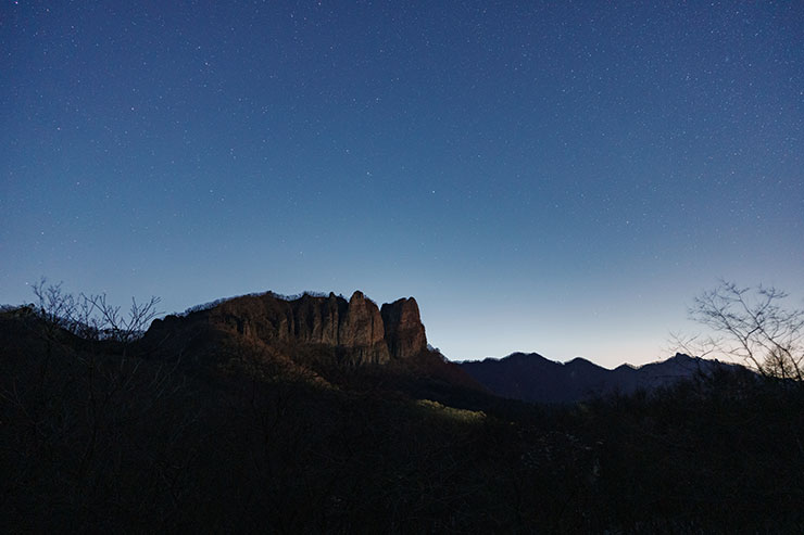 SONY α1・20mmで撮影で撮影した山と星空の画像