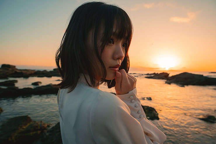 SONY α1・20mmで撮影した夕日と女性の画像