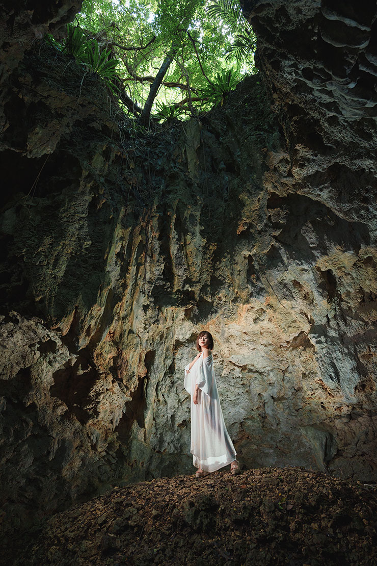 SONY α7R Ⅴ・20mmで撮影した自然の中の岩壁と女性の画像