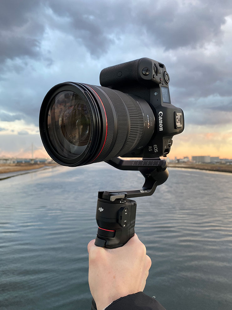 ジンバルを手に持っている画像