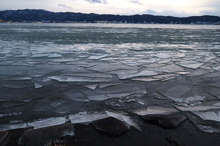 LUMIX S 20-60mm F3.5-5.6・20mmで撮影した水面に浮かぶ氷の画像
