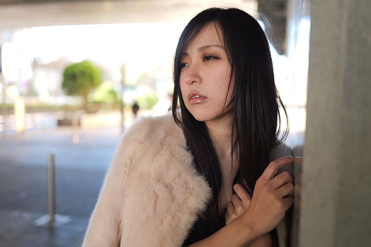 LUMIX S 35mm F1.8・35mmで撮影した壁に寄りかかる女性の画像