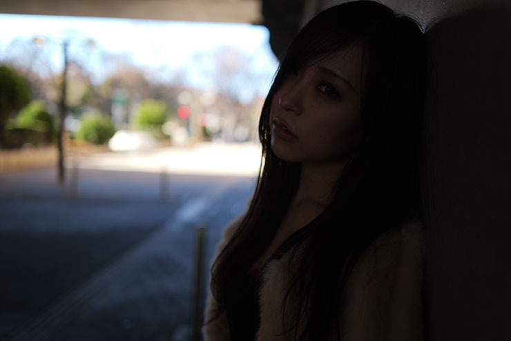 LUMIX S 35mm F1.8・35mmで撮影した陰で隠れた女性の画像