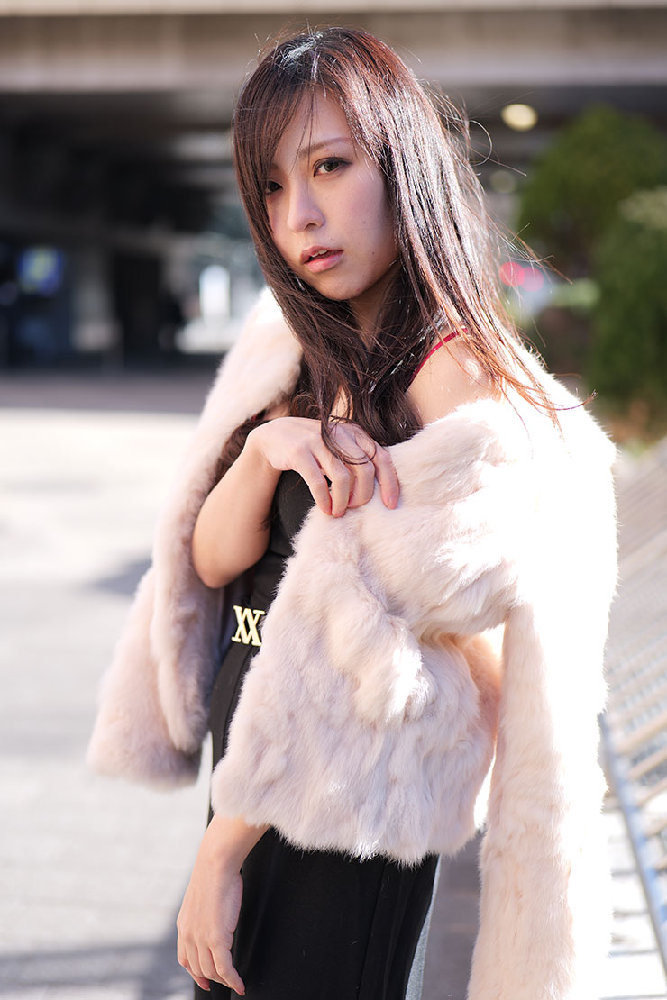 LUMIX S 50mm F1.8・50mmで撮影した上着を羽織る女性の画像