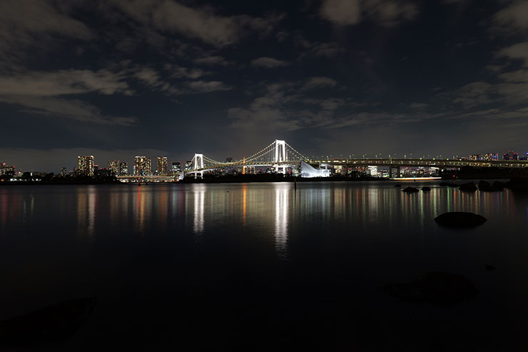 LUMIX S 20-60mm F3.5-5.6・20mmで撮影した海と街の夜景（ISO100）