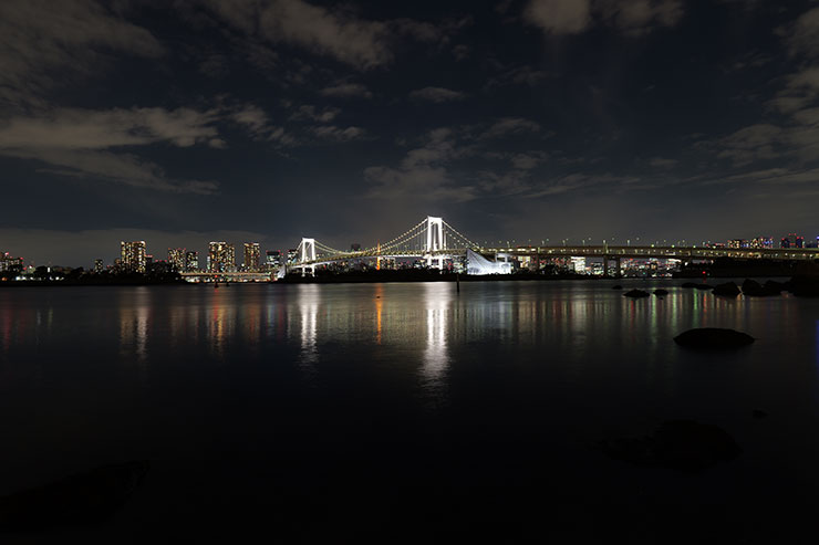 LUMIX S 20-60mm F3.5-5.6・20mmで撮影した海と街の夜景（ISO200）
