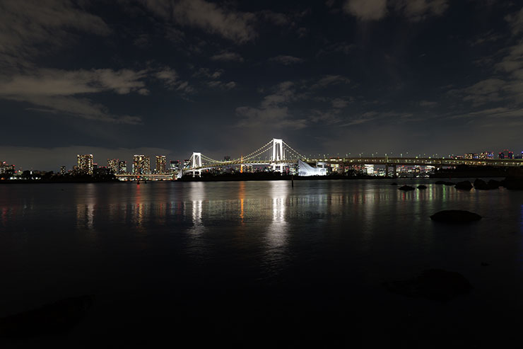 LUMIX S 20-60mm F3.5-5.6・20mmで撮影した海と街の夜景（ISO400）