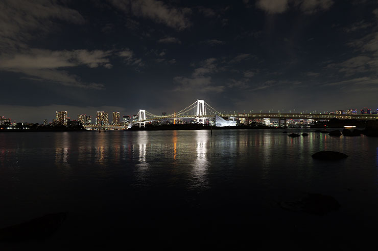 LUMIX S 20-60mm F3.5-5.6・20mmで撮影した海と街の夜景（ISO800）