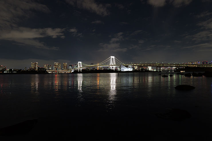 LUMIX S 20-60mm F3.5-5.6・20mmで撮影した海と街の夜景（ISO1600）