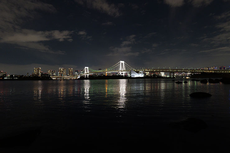 LUMIX S 20-60mm F3.5-5.6・20mmで撮影した海と街の夜景（ISO3200）