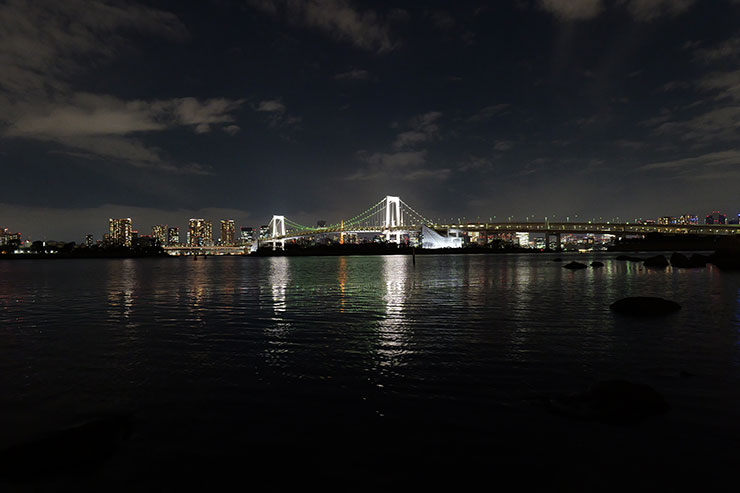 LUMIX S 20-60mm F3.5-5.6・20mmで撮影した海と街の夜景（ISO6400）