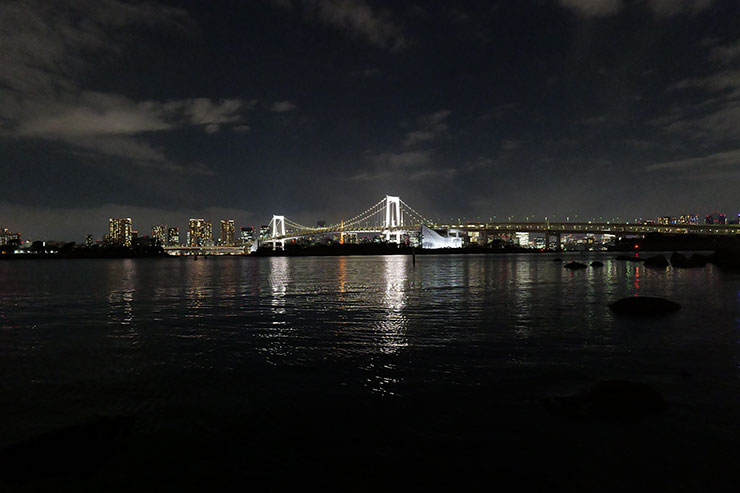 LUMIX S 20-60mm F3.5-5.6・20mmで撮影した海と街の夜景（ISO25600）
