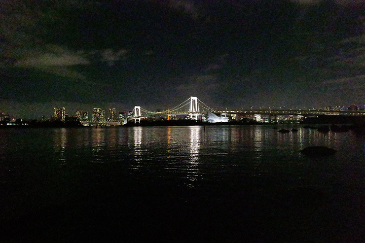 LUMIX S 20-60mm F3.5-5.6・20mmで撮影した海と街の夜景（ISO204800）