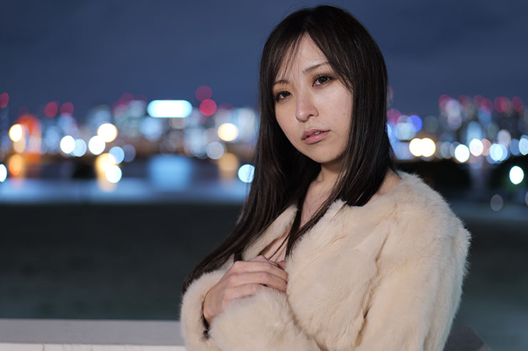 LUMIX S 50mm F1.8・50mmで撮影した女性と夜景の画像（ISO100）