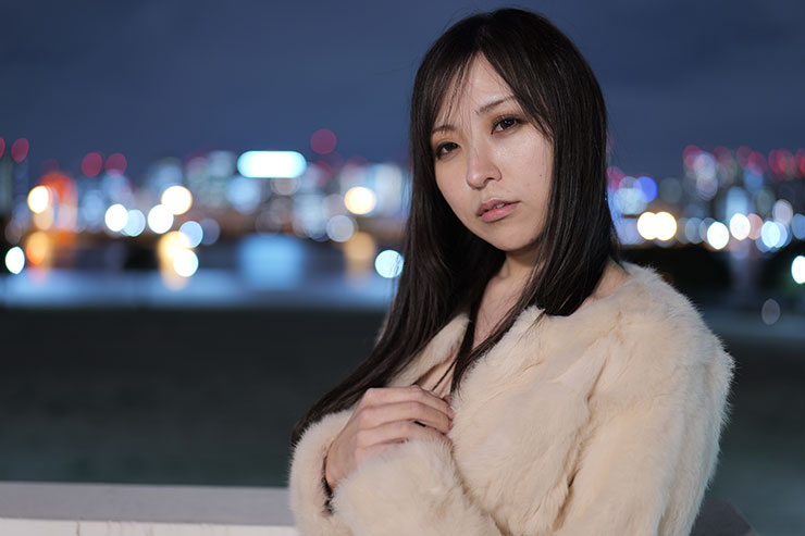 LUMIX S 50mm F1.8・50mmで撮影した女性と夜景の画像（ISO400）