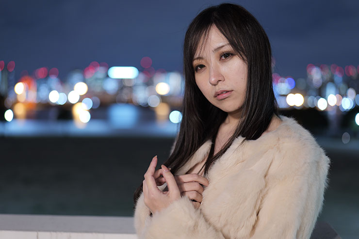 LUMIX S 50mm F1.8・50mmで撮影した女性と夜景の画像（ISO800）