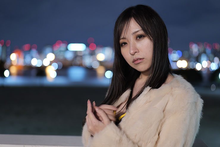 LUMIX S 50mm F1.8・50mmで撮影した女性と夜景の画像（ISO1600）