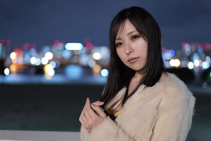 LUMIX S 50mm F1.8・50mmで撮影した女性と夜景の画像（ISO3200）
