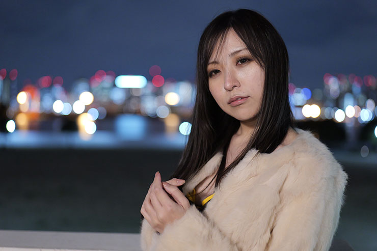 LUMIX S 50mm F1.8・50mmで撮影した女性と夜景の画像（ISO6400）