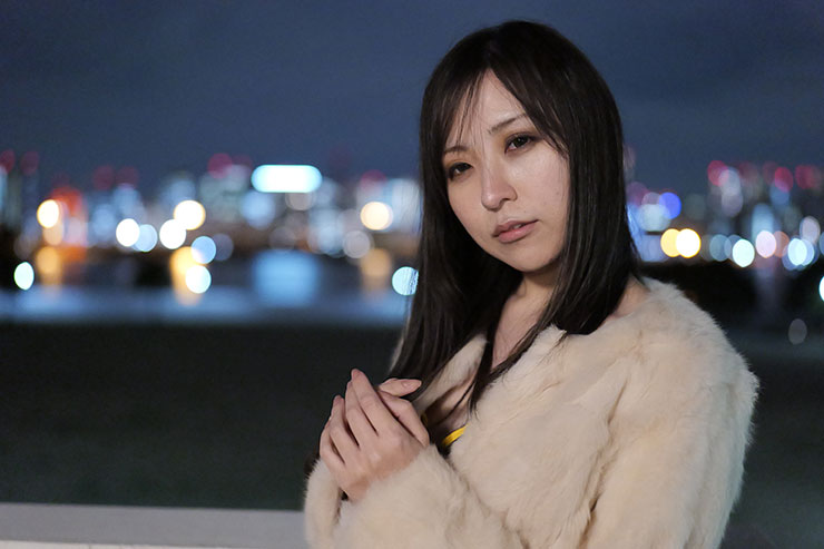 LUMIX S 50mm F1.8・50mmで撮影した女性と夜景の画像（ISO25600）