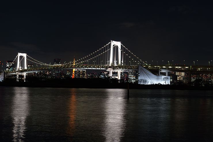 LUMIX S 20-60mm F3.5-5.6・60mmで撮影したライトアップされた橋の画像（1秒で手持ち撮影）