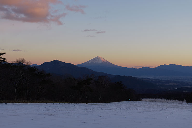 LUMIX S 20-60mm F3.5-5.6・60mmで撮影した夕暮れの富士山の画像
