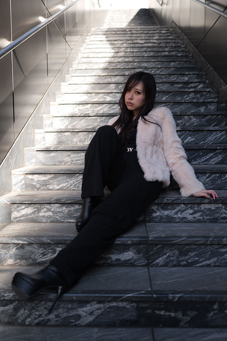 LUMIX S 35mm F1.8・35mmで撮影した会談に腰掛ける女性の画像