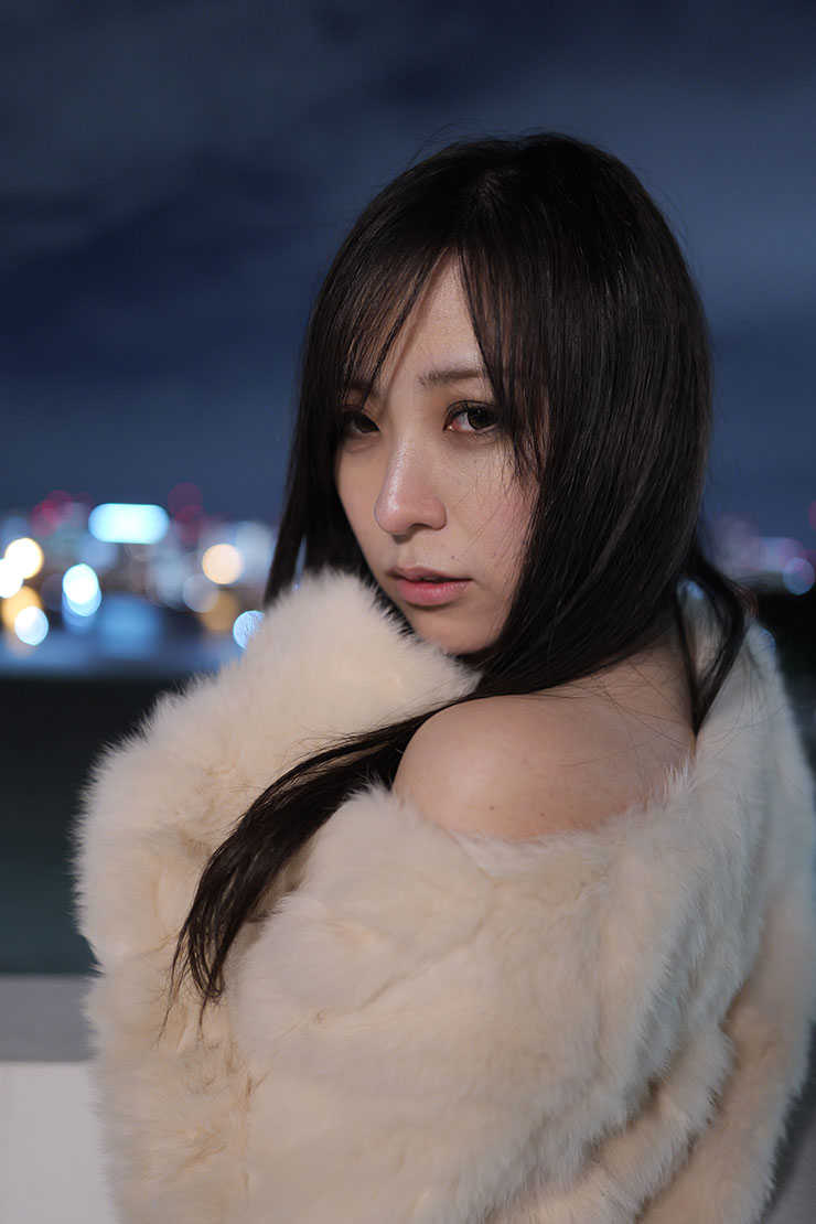 LUMIX S 35mm F1.8・35mmで撮影した振り返る女性の画像