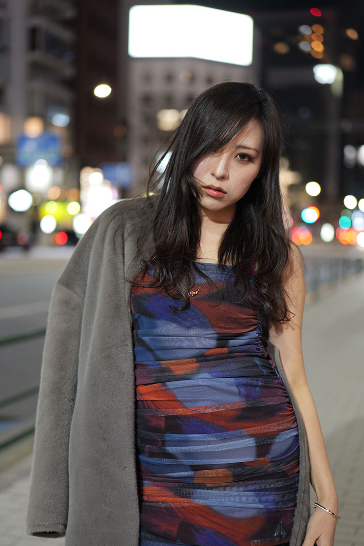 LUMIX S 50mm F1.8・50mmで撮影した上着を肩にかけている女性の画像