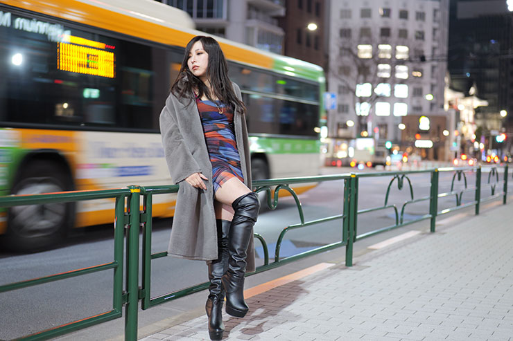 LUMIX S 50mm F1.8・50mmで撮影したフェンスに座る女性の画像