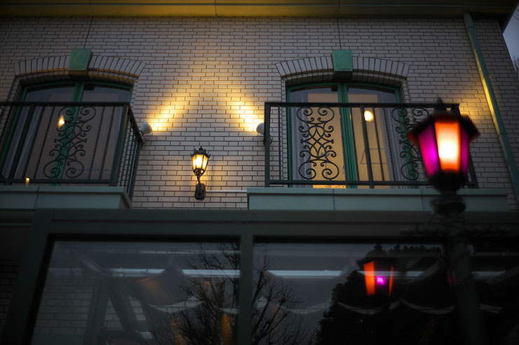 LEICA M10-Pで撮影した建物と街灯の画像