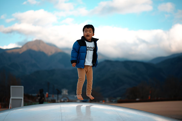 シグマ fp L・シグマ 50mm F1.4 DG DN | Artで撮影した遊具で遊ぶ男の子の画像