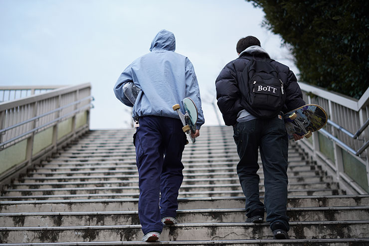 ソニー α7R IV・シグマ 50mm F1.4 DG DN | Artで撮影したスケートボードを手に持った男性二人の画像