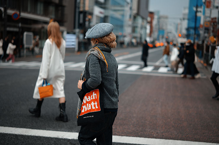 シグマ fp L・シグマ 50mm F1.4 DG DN | Artで撮影した道路を横断する帽子を被った女性の画像