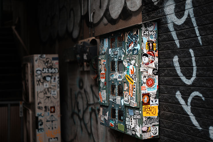 シグマ fp L・シグマ 50mm F1.4 DG DN | Artで撮影したシールが貼られ、落書きされている郵便受けの画像