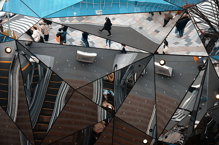 シグマ fp L・シグマ 50mm F1.4 DG DN | Artで撮影したミラーに写った人道の画像