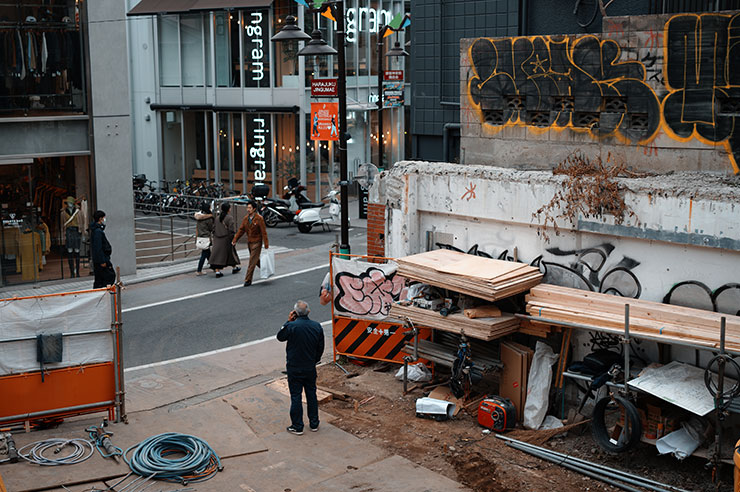 シグマ fp L・シグマ 50mm F1.4 DG DN | Artで撮影した街中の工事現場の画像